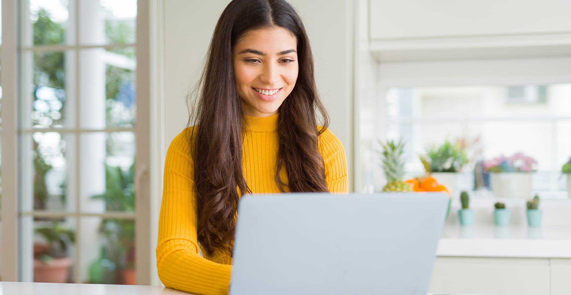 woman creating tab groups in google chrome on macbook