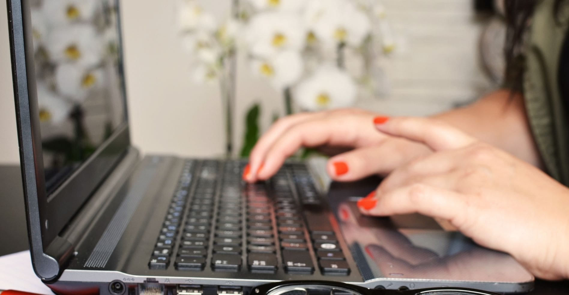 woman using windows 10 tips and tricks on her work laptop