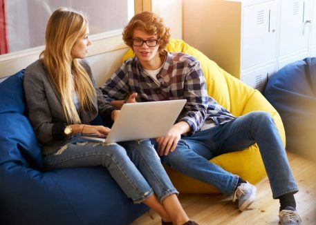 man teaches friend how to clear browser cache on mac safari