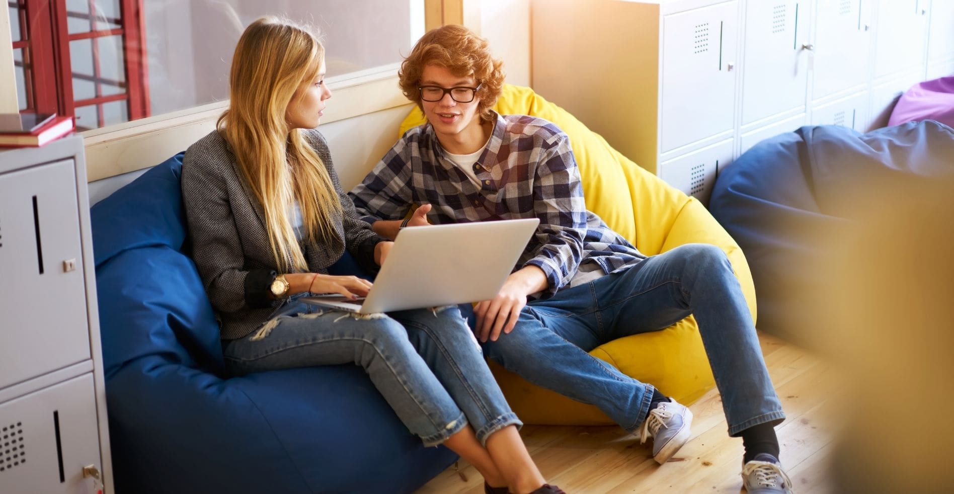 man teaches friend how to clear browser cache on mac safari